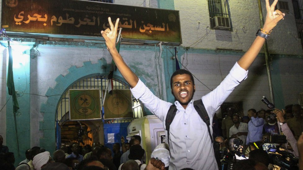 ردد أهالي المعتقلين هتافات خلال انتظارهم خروج ذويهم من سجن كوبر شمالي الخرطوم