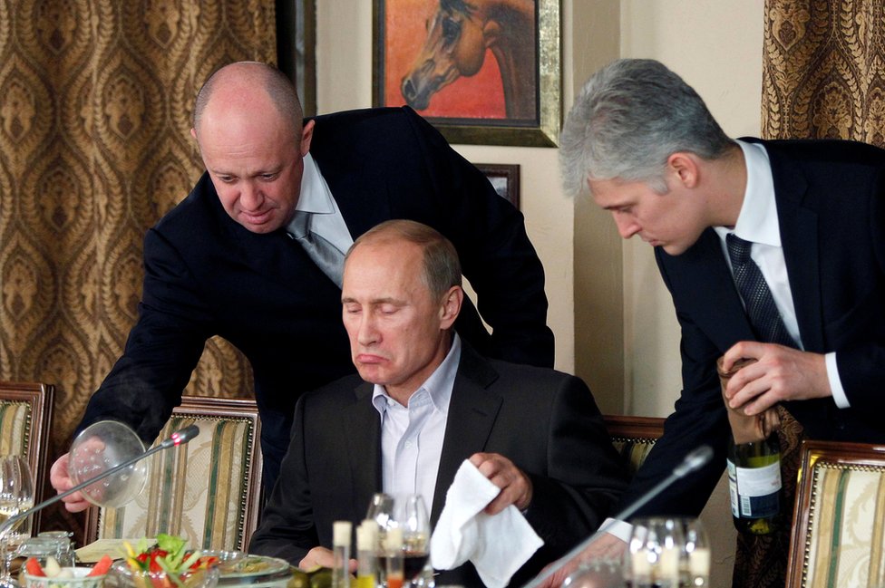 يفغيني بريغوزين (على يسار الصورة) يقدم العشاء للرئيس الروسي.