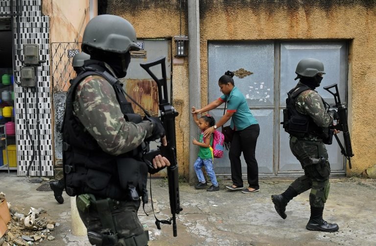 بالصور: نزول الجيش إلى شوارع ريو دي جانيرو يثير شكوكا في البرازيل حول جدواه