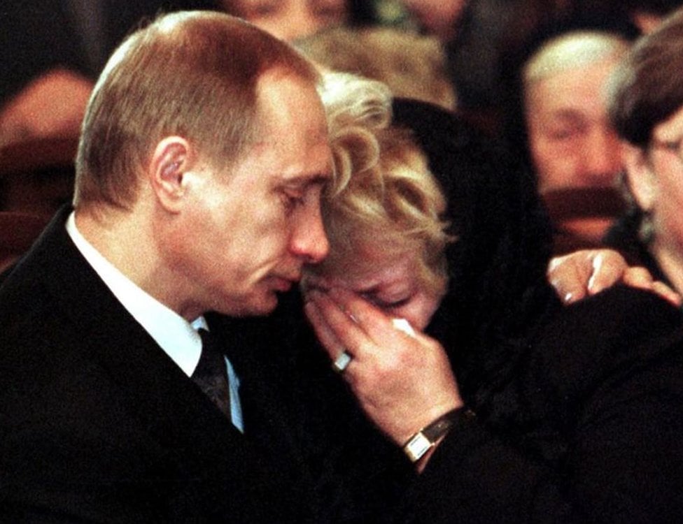 الرئيس الروسي فلاديمر بوتين يبكي محتضنا أرملة أناتولي سوبشاك