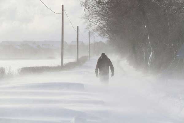 بالصور: العاصفة الثلجية إيما تصل بريطانيا