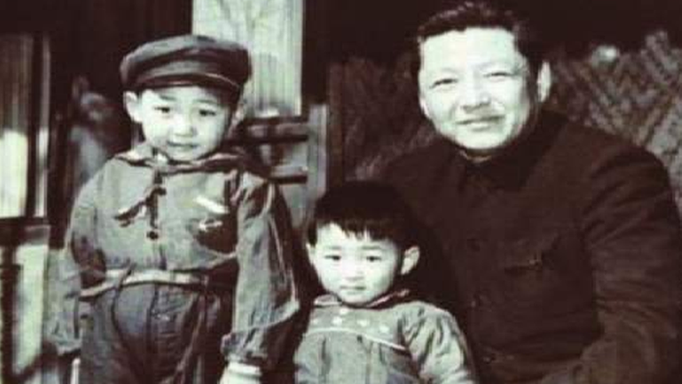 شي جينبينغ: في طفولته مع والده وشقيقه الأصغر
