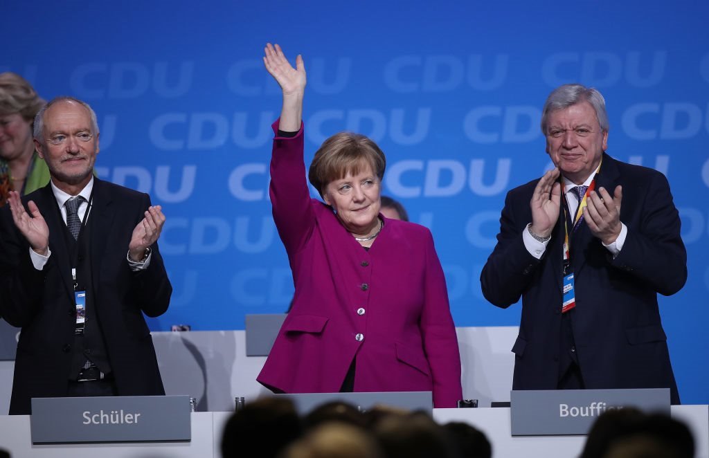 أنغيلا ميركل تتوجه إلى المندوبين بعد أن تحدثت في مؤتمر حزب الاتحاد الديمقراطي المسيحي الـ 30 في 26 فبراير/شباط 2018 في برلين، ألمانيا