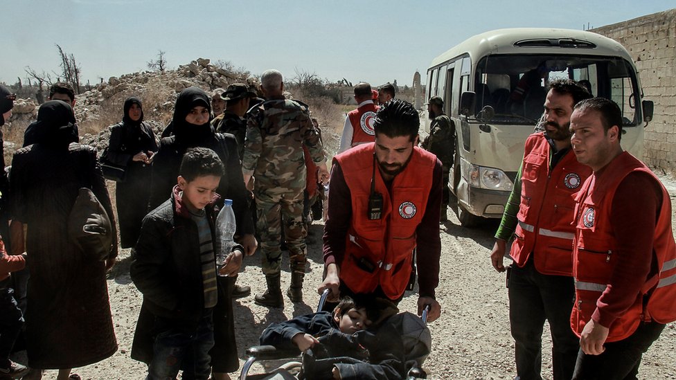 قافلة مساعدات إنسانية تضم 25 حافلة تدخل الغوطة الشرقية