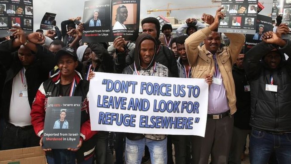 محكمة إسرائيلية تعلق العمل بخطة الحكومة لترحيل المهاجرين الأفارقة
