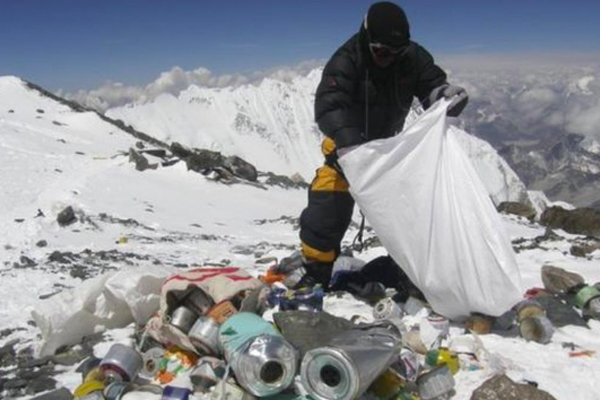 حملة لتنظيف جبل إيفرست من النفايات ومخلفات البشر