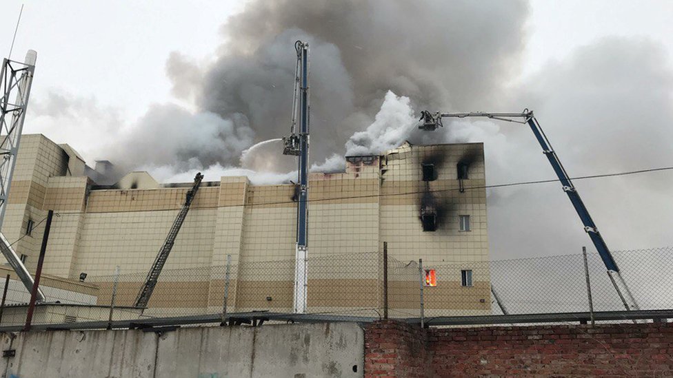 الدخان يتصاعد من مركز تجاري في مدينة كيميروفو الروسية