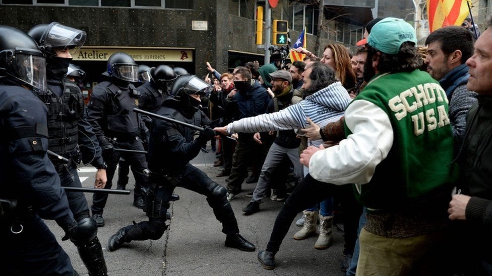 اندلعت اشتباكات بين الشرطة والمتظاهرين في برشلونة