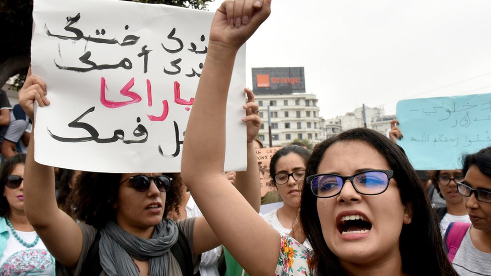 مغربيات يتظاهرن في أغسطس/آب 2017 ضد التحرش الجنسي بعد تعرض فتاة للتحرش في حافلة