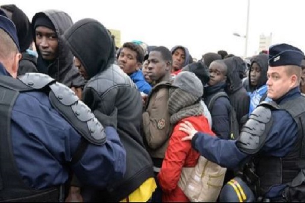 فرنسا تتجه لتشديد قوانين اللجوء
