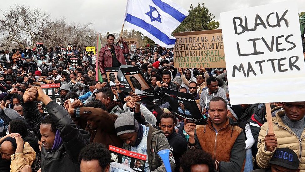 إسرائيل تتراجع عن خطة لترحيل عشرات الآلاف من المهاجرين الأفارقة غير الشرعيين