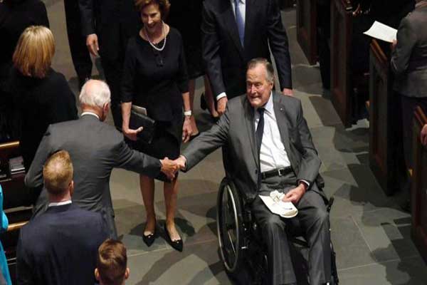 جورج بوش الأب في المستشفى بعد يوم من جنازة زوجته