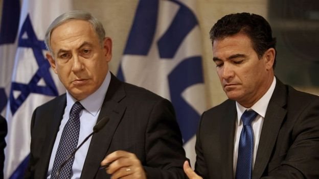 الرئيس الحالي للموساد يوسي كوهين، وهو الرئيس الثاني عشر منذ تأسيس الجهاز، بجانب رئيس الوزراء الاسرائيلي بنيامين نتنياهو