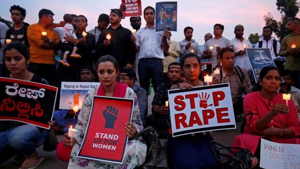 حرق فتاة هندية حية بعد شكوى والديها من اغتصابها