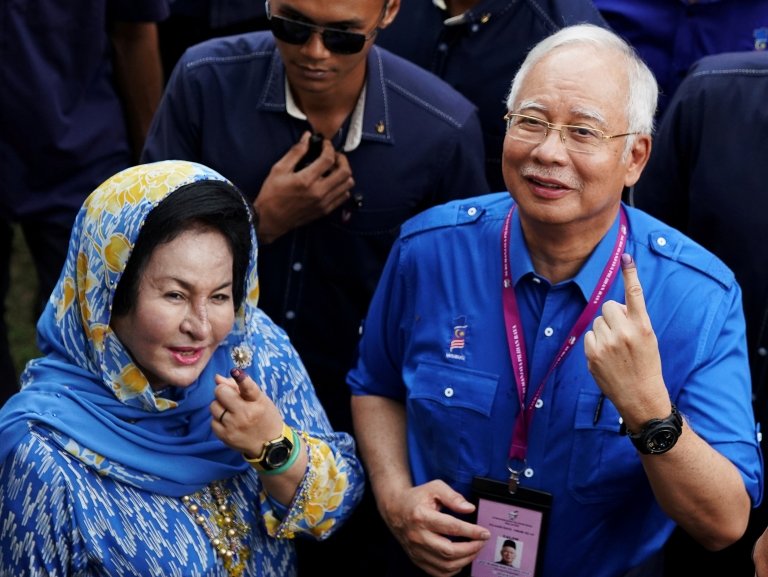 رئيس الوزراء الماليزي السابق نجيب رزاق وزوجته بعد تصويتهما في الانتخابات البرلمانية