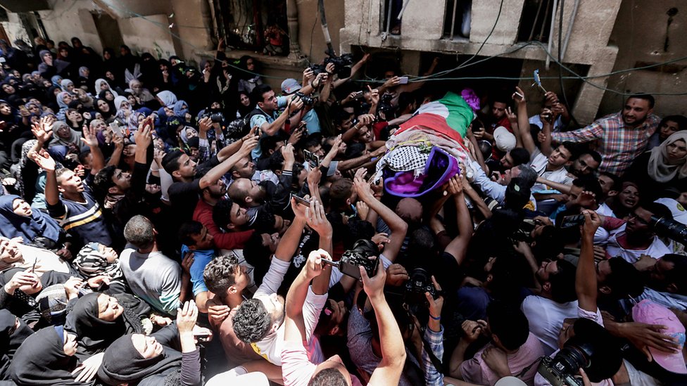 مسيرات غزة: مشاركة حاشدة في تشييع جنازة المسعفة الفلسطينية رزان النجار