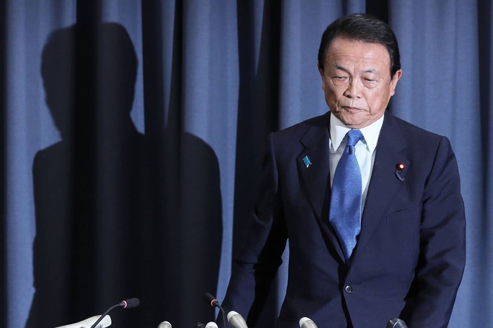 وزير في اليابان يعيد مرتب عام كامل عقب فضيحة بيع أراض