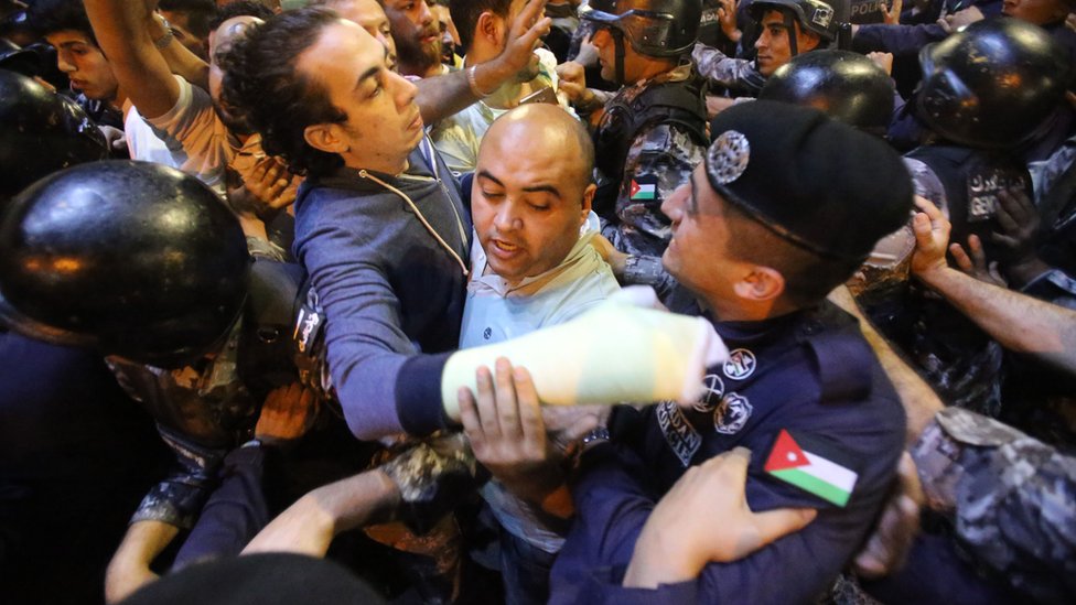 رئيس الوزراء هاني الملقي استقال من منصبه بعد استمرار الاحتجاجات لأيام