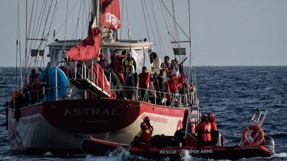 سفينة الإنقاذ لم يسمح لها بالرسو في الموانئ الإيطالية