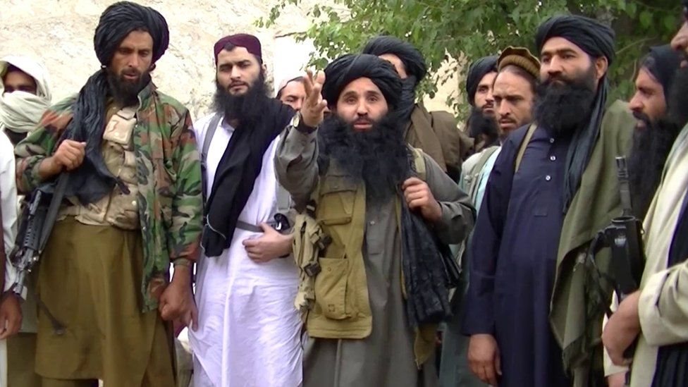 فضل الله بين رجاله من مقاتلي حركة طالبان الباكستانية