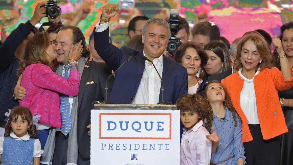 السياسي الكولومبي المحافظ إيفان دوكي يفوز بالرئاسة