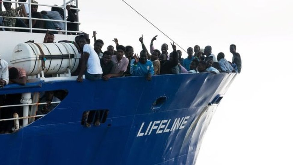 إيطاليا تهدد باحتجاز سفينة تقل 234 مهاجرا في البحر المتوسط