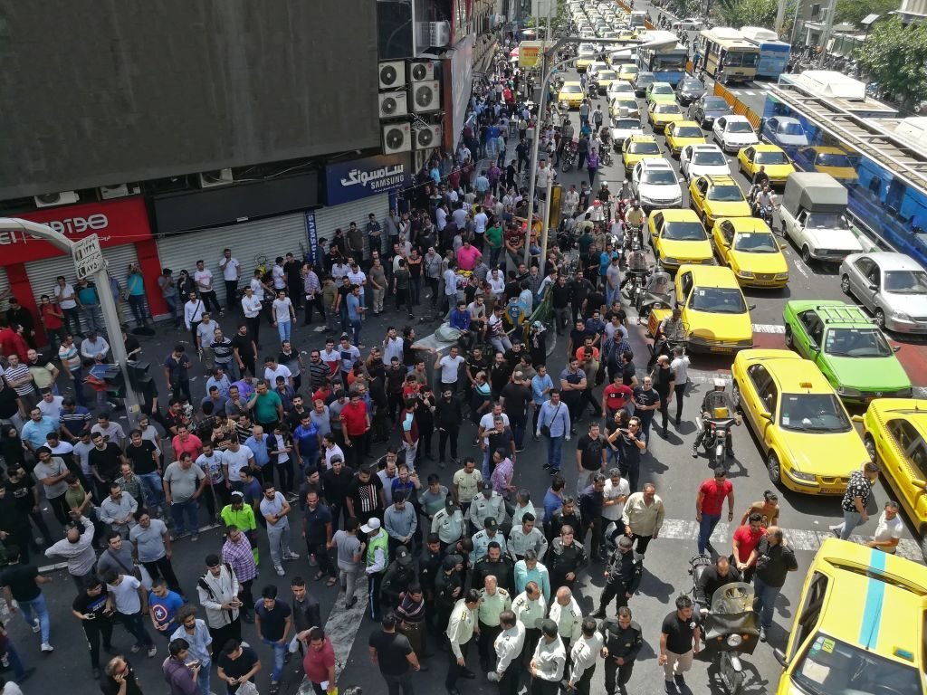 جانب من مظاهرة التجار وأصحاب المحلات في طهران أثناء احتجاجهم ضد ارتفاع الأسعار وانخفاض قيمة الريال