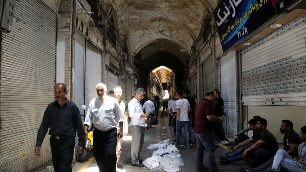 أغلق التجار محلاتهم في السوق الكبير في طهران احتجاجاً على ارتفاع الأسعار و انخفاض سعر صرف الريال الإيراني في 26 يونيو/حزيران 2018