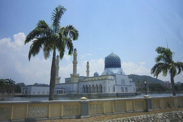 ماليزيا تمنع السائحين من زيارة مسجد بسبب
