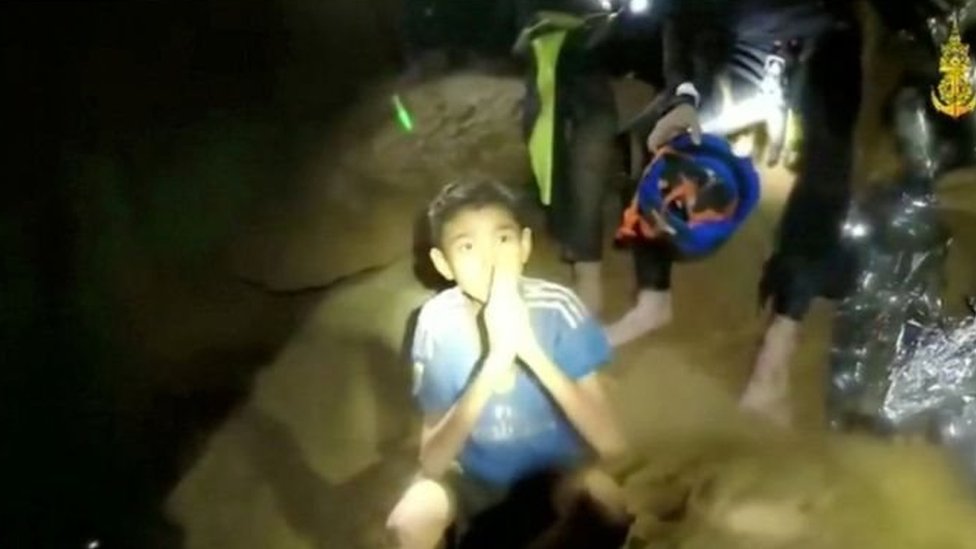 فيديو يظهر الأطفال العالقين في الكهف التايلاندي بصحة جيدة