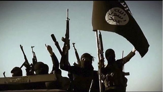 صحيفة أي: تنظيم الدولة الإسلامية يلوح من الظلال مع اقتتال خصومه