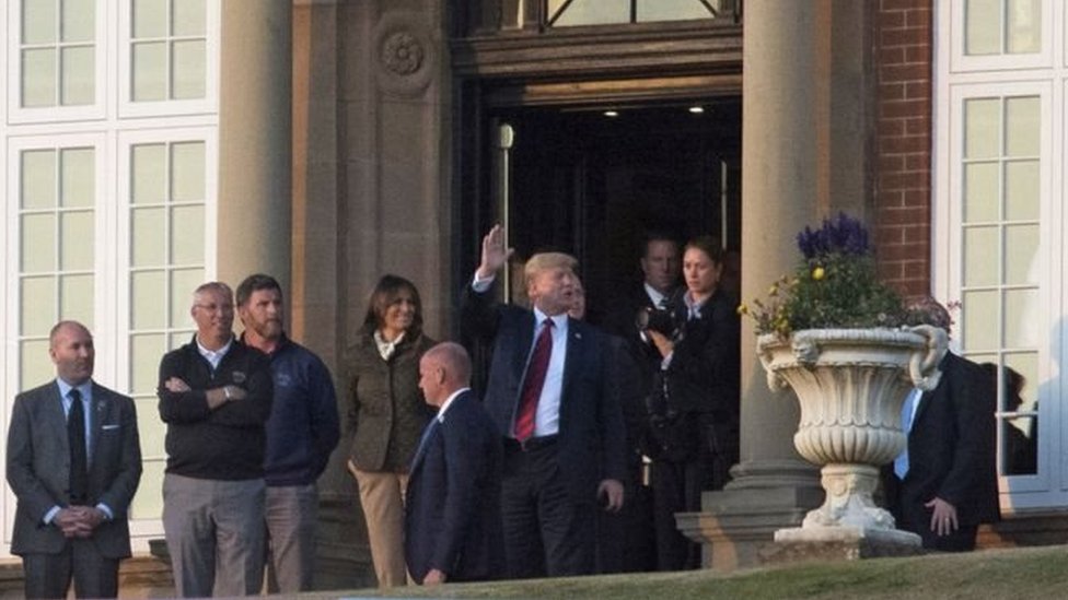 ترامب يلعب الغولف في اسكتلندا وسط احتجاجات مستمرة ضده
