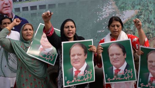 رئيس الوزراء الباكستاني السابق نواز شريف يعود إلى بلاده ليواجه السجن لعشر سنوات