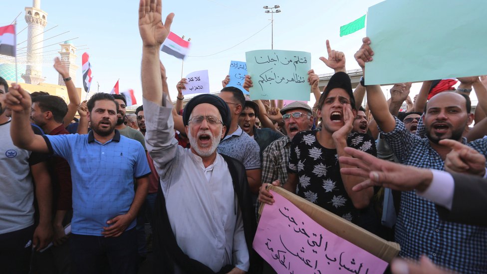 رفع متظاهرون في مدينة النجف شعارات تندد بالأحزاب الحاكمة