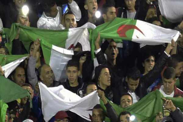 عقاب مولودية الجزائر جاء بعد شغب من الجماهير