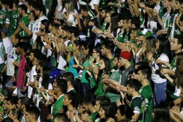 مشجعو الفريق البرازيلي يقفون حدادا على أرواح الضحايا