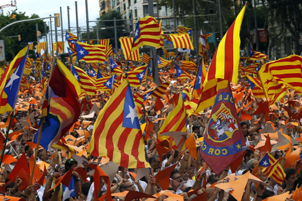 قرار الحكومة حظر أعلام كاتالونيا في نهائي كأس الملك أثار جدلا في أسبانيا
