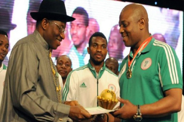 الرئيس النيجيري السابق غودلاك جوناثان أقام مأدبة عشاء تكريما لستيفن كيشي والمنتخب النيجيري بعد الفوز بكأس الأمم الأفريقية عام 2013