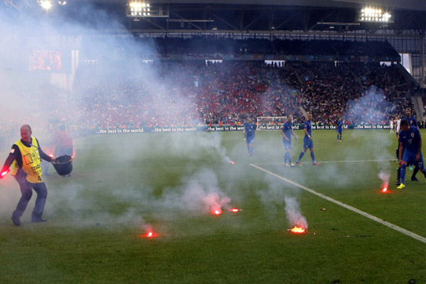 الحكم أوقف المباراة 5 دقائق بعد إلقاء النيران في الملعب