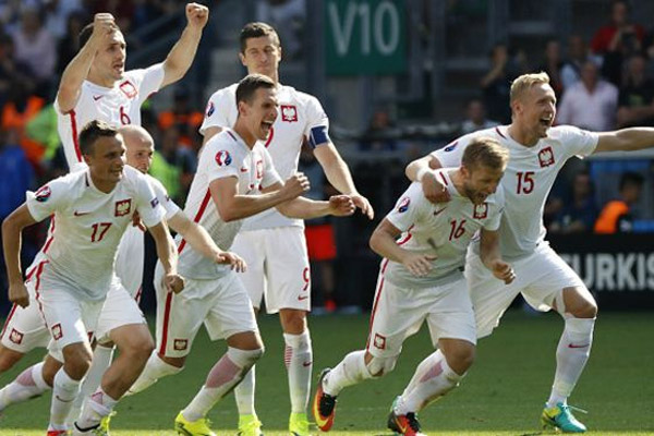 تأهلت بولندا لدور الثمانية لأول مرة في تاريخها