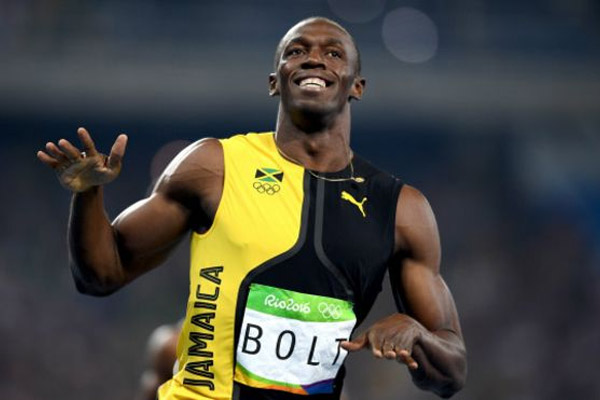 العدّاء الجامايكي يوسين بولت أول رياضي يفوز بثلاثة ألقاب أولمبية في سباق 100 متر