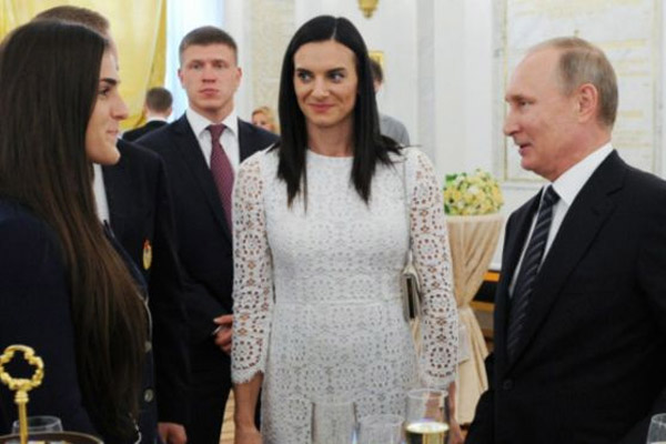 رأست الوفد الرياضية الروسية يلينا ايزينبايفا التي تشاهد هنا في وقت سابق مع الرئيس الروسي فلاديمر بوتين