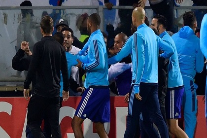 مارسيليا الفرنسي يوقف إيفرا بعد ركله أحد المشجعين