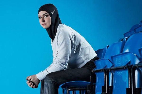 ارتدت اللاعبة الإماراتية زهرة لاري حجاب نايكي ونشرت صورتها بمناسبة اليوم العالمي للمرأة