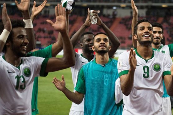 لاعبو المنتخب السعودي يحتفلون بالفوز على تايلاند في تصفيات كأس العالم 2018