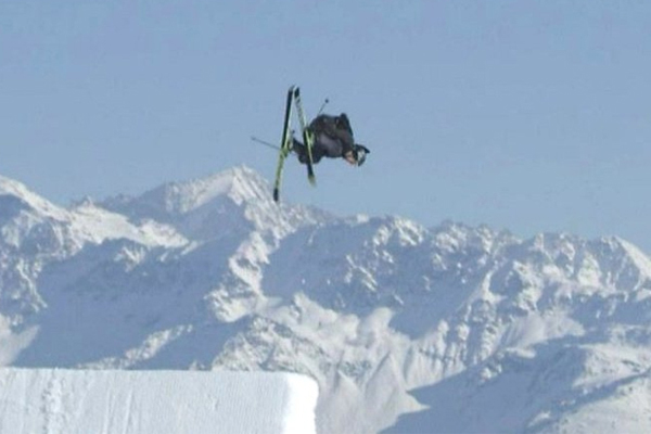نجح المتزلج السويسري أندري راغيتلي في القيام بحركة شبه مستحيلة 