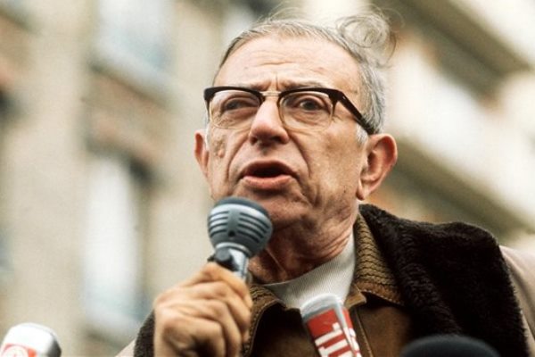 سارتر متزعمًا التظاهرات في ستينات القرن الماضي