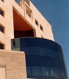 بنك الاردن، المعمار جعفر طوقان، عمان، 1997، تفصيل في الواجهة