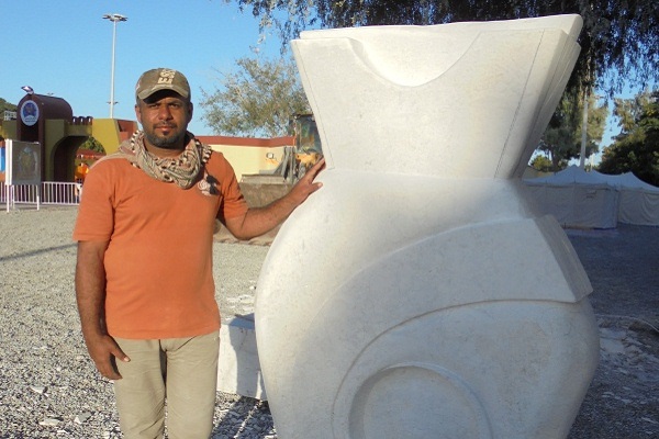 	الفنان علي الجابري ومنحوتته 