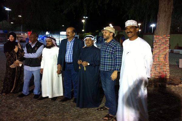 1-	صورة جماعية للنحاتين العرب المشاركين مع المشرف على الملتقى أيزب البلوشي 